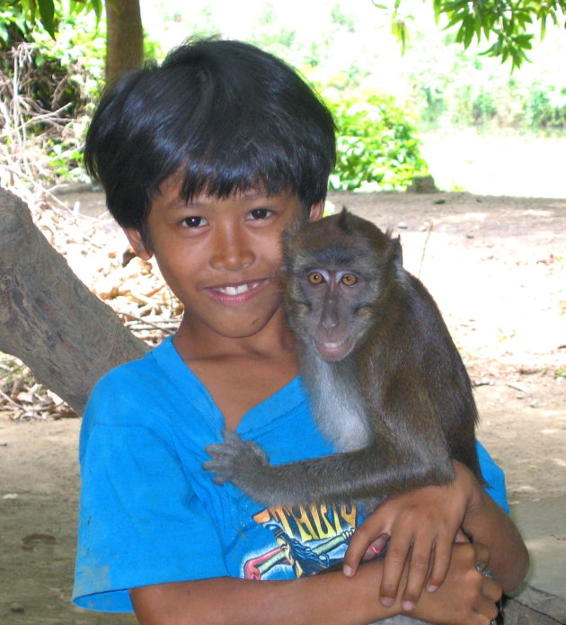 Jongen met huisdier.