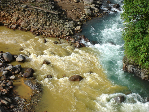 Water mengt zich met zwavelstroom