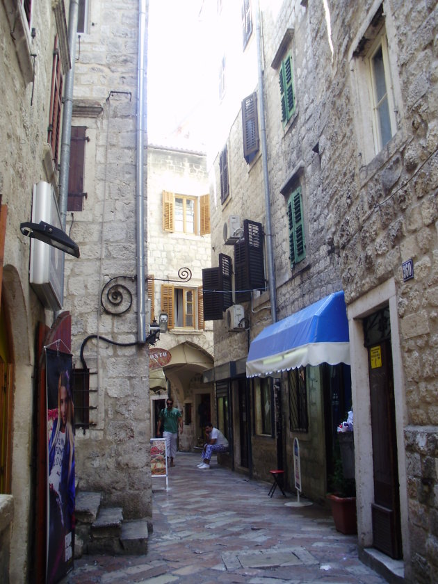 Straatje in Kotor, Montenegro