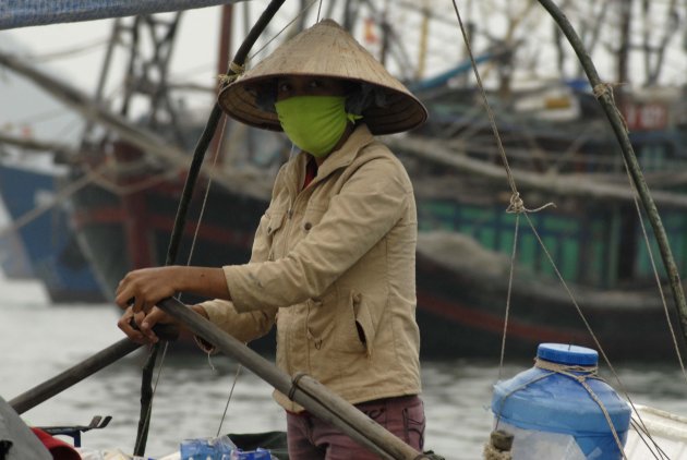 Verkoopster op floating village - Cat Ba Island