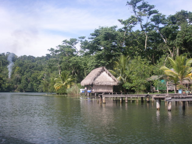 Hutjes aan de Rio Dulce