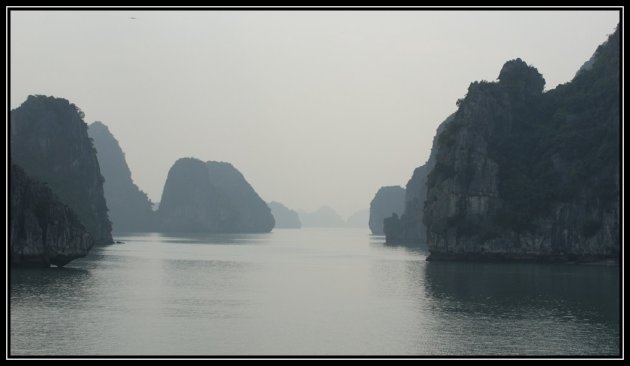 Mistig Halong Bay