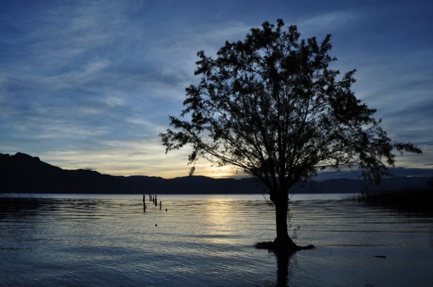 Sunrise at lago de atitlan