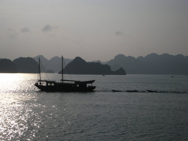 Bootje bij Halong Bay