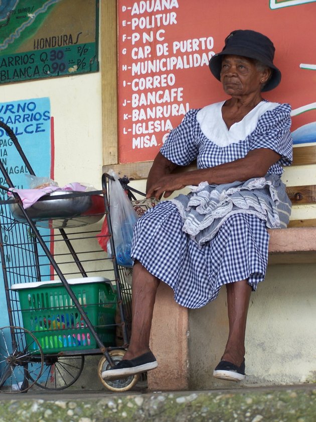 Garifuna vrouwtje in Livingston