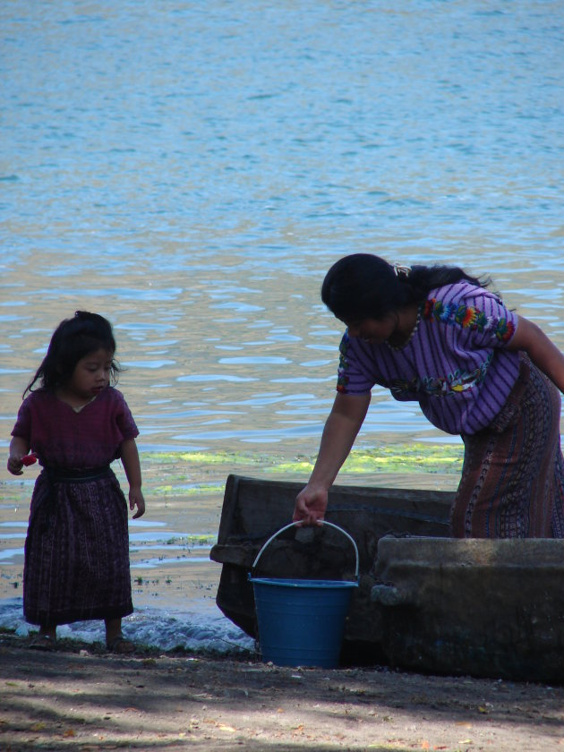 Samen met mama water halen.