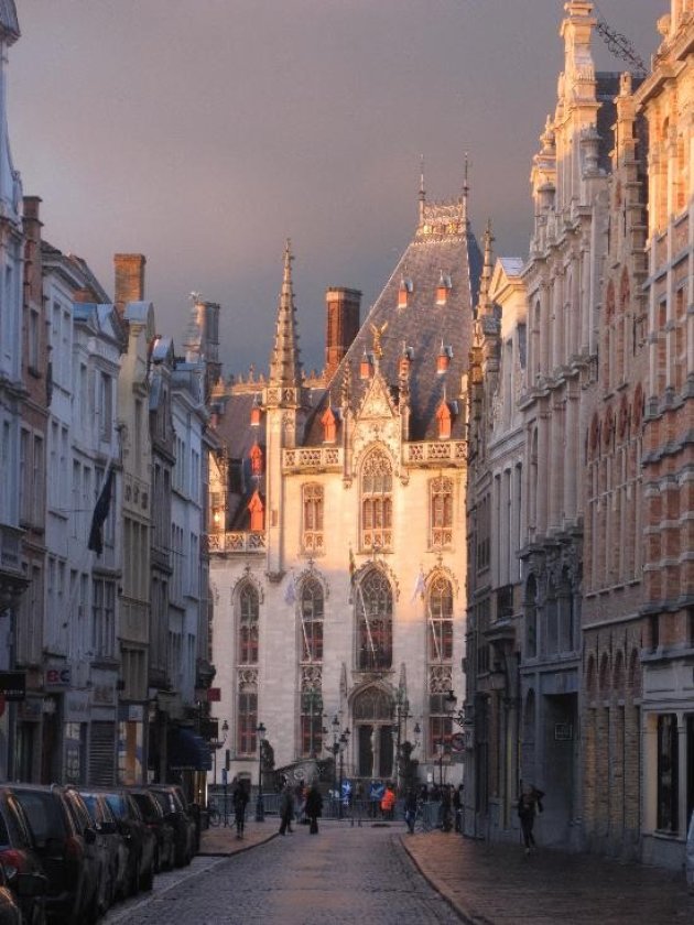 Het stadhuis van Brugge verlicht door de zon