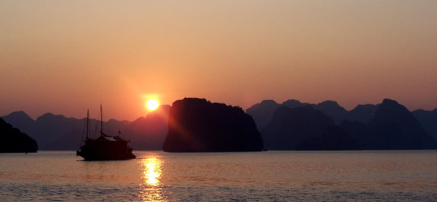 Zonsondergang Halong Bay