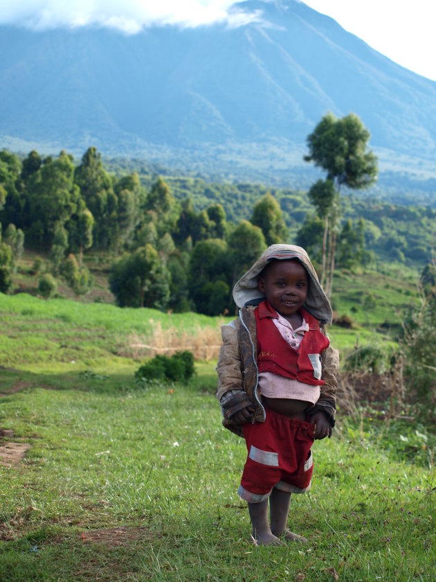 Jongetje met vulkaan op de achtergrond. Zuid-uganda