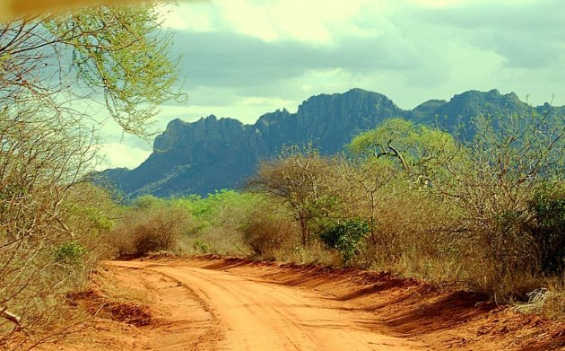 RODE WEG LANGS GRENS TANZANIA.