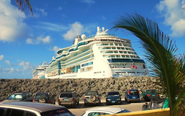 GROOTS BEZOEK AAN SINT MAARTEN.