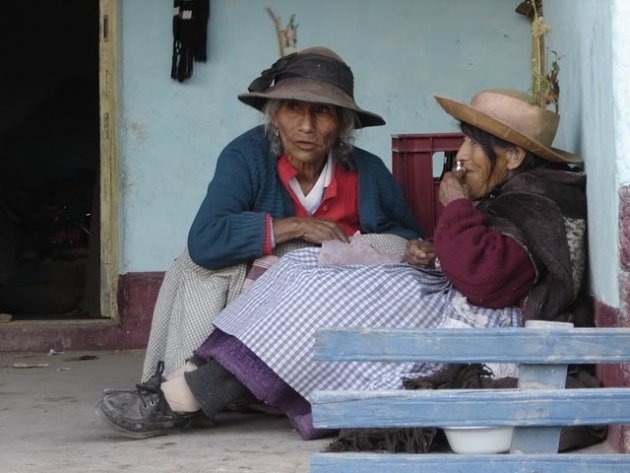 Peruaanse vrouwen tijdens een familiefeest