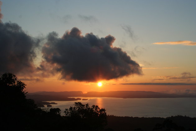 Zonsopkomst Brokopondo stuwmeer - Brownsberg