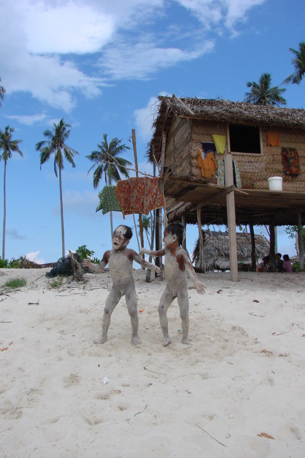 Spelende kinderen op Palau Sibuan