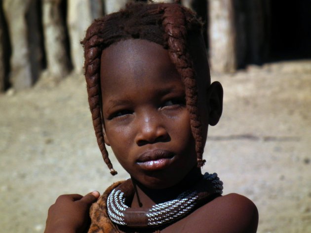 Jong meisje in Himbadorpje in noord Namibia