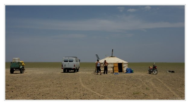 Ger, zonnepaneel en russisch busje