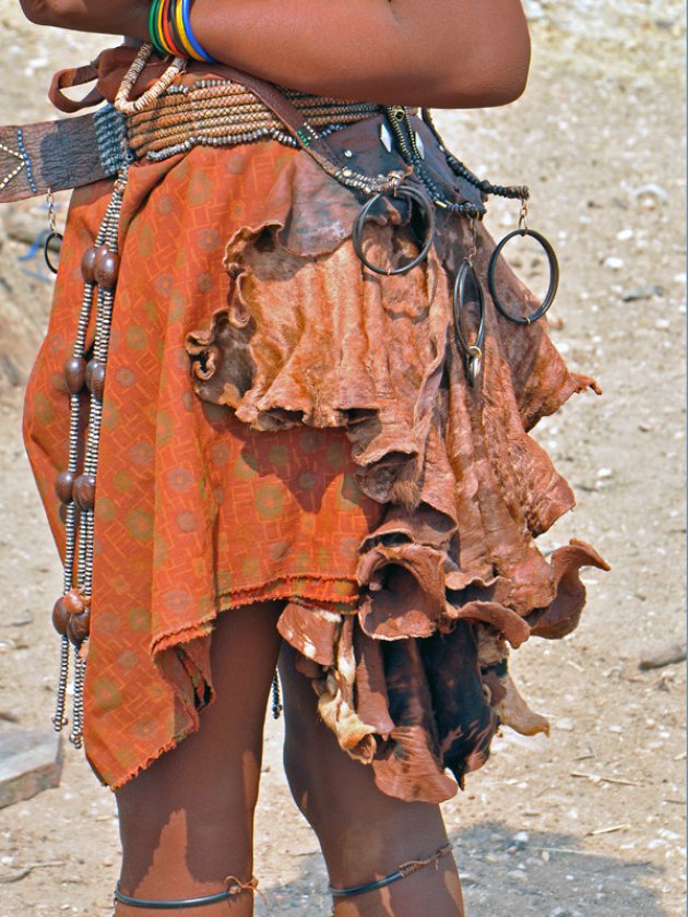 typische Himba kleding van de vrouw