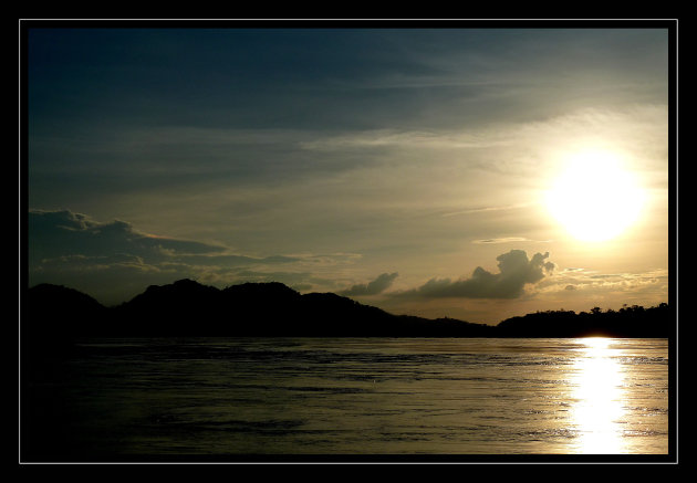 Zonsondergang langs de Mekong in Laos