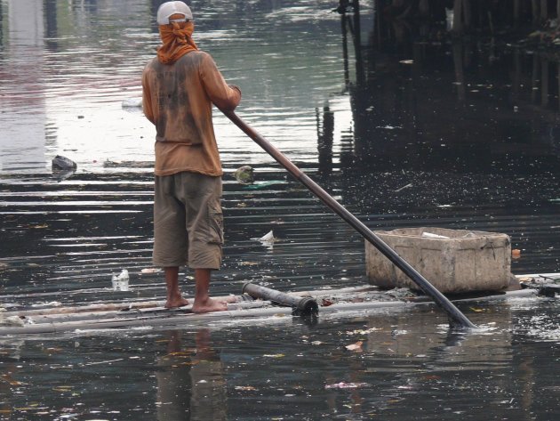 Man op vlot in Jakarta