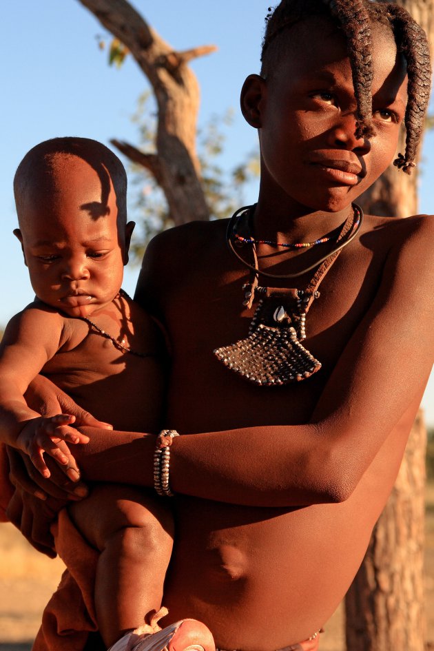 Himba meisje met kind