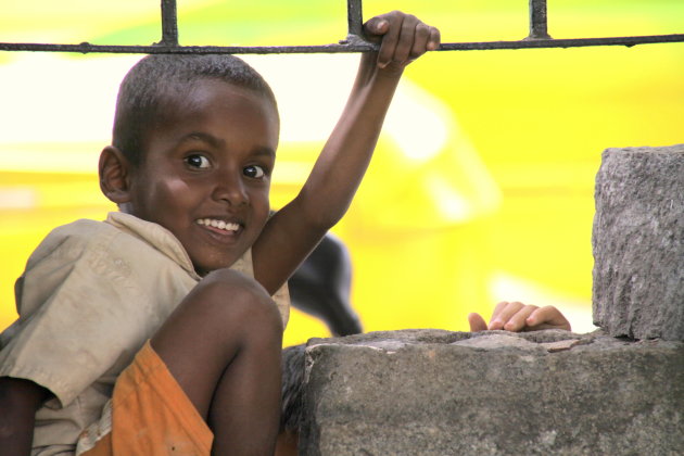 Spelend jongetje in Bangalore