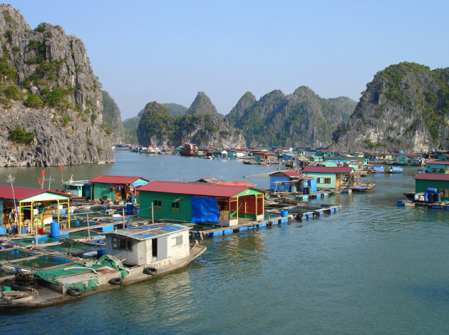 Drijvende huizen in Halong Bay