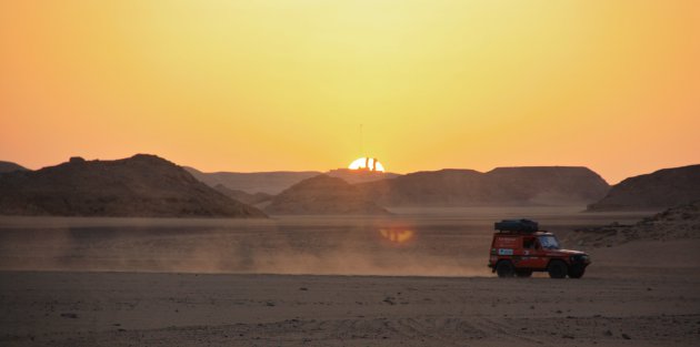 Mijn auto door de woestijn