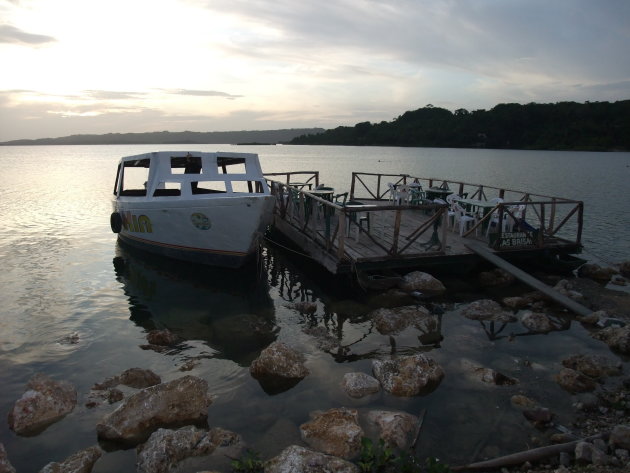 Water rondom het eiland Flores