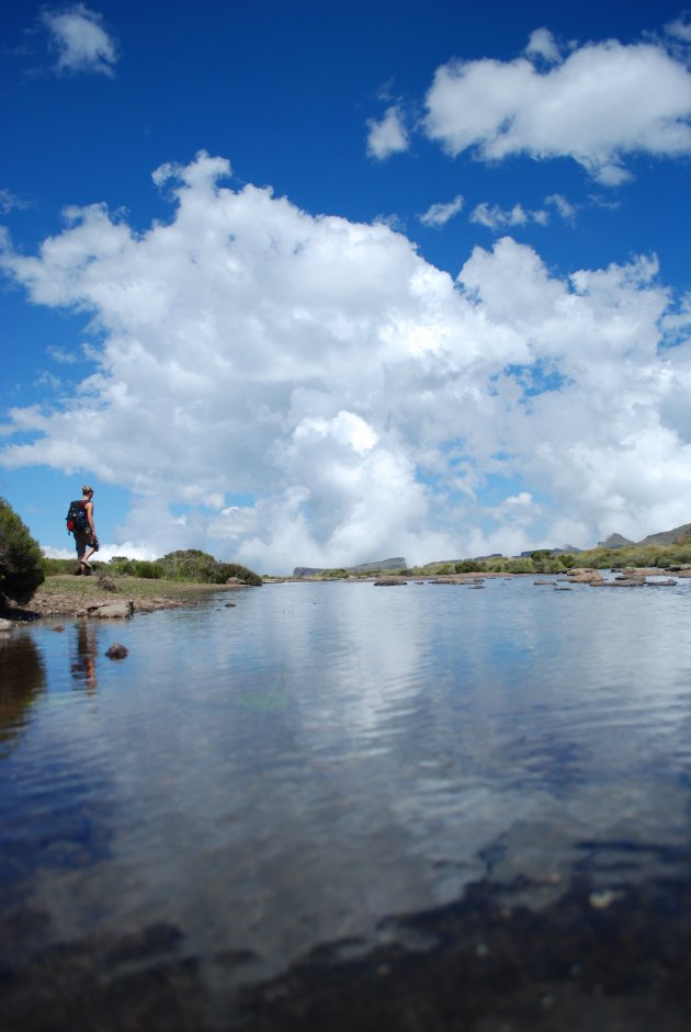 Waterstroompje op weg naar de diepe afgrond, Drakensberg, Zuid-Afrika