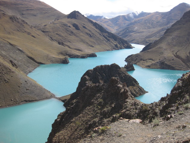 Turquoise meer op 4500 mter hoogte in zuid Tibet.