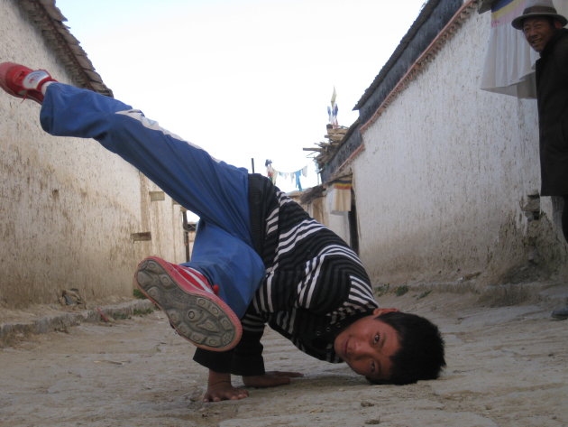 Breakdancen in Xigatze.