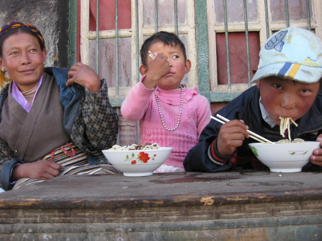 Noodlesoup etende familie in Xigatze.