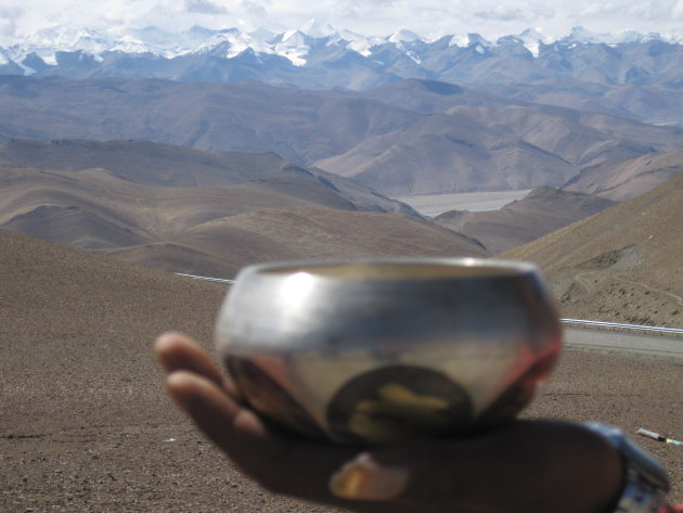 Klankschaal op 5000 meter hoogte met op de achtergrondf de Himalaya inclusief Mount Everest.