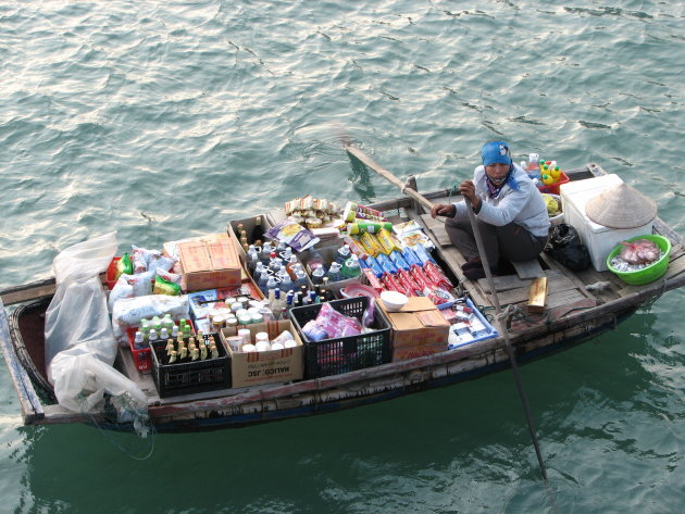 Verkoopster aan het werk in Halong Bay