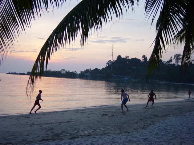 voetballen zonsondergang Koh Chang