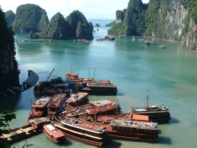 Grotten bezchtigen in Halong Bay