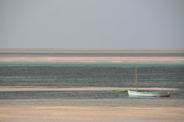 vissers bootje wachtend op hoog water