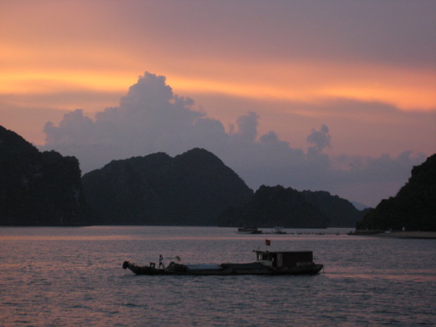 Zonsondergang in Halong Bay