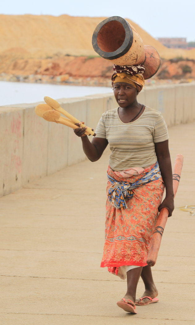 Angolese dame met vijzel en keukengerei