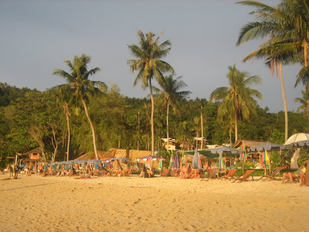 Het strand van Ko phi phi in het mooie licht van de ondergaande zon