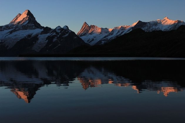 Bachsee met weerspiegeling van Schrekhorn en Finsteraarhorn in ochtendrood