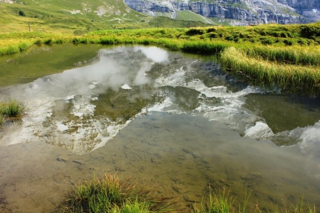 Weerspiegeling van Monch en Jungfrau