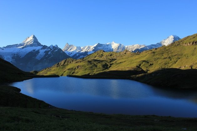 Schreckhorn Finsteraarhorn en Eiger met Bachsee