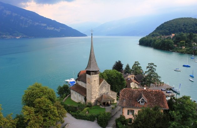 Uitzicht vanuit Schloss spiez over de Thunersee