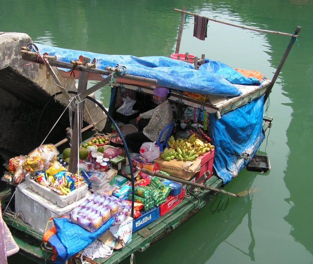 bootje met etenswaar