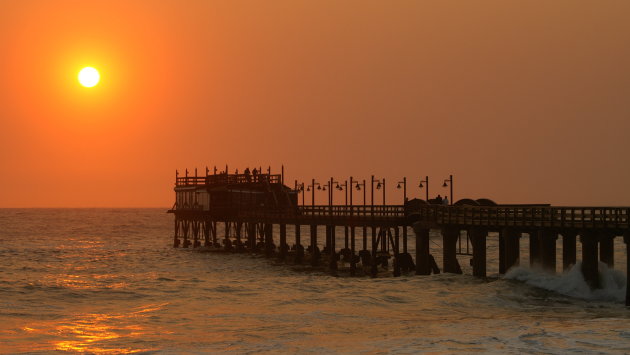 Pier bij zonsondergang