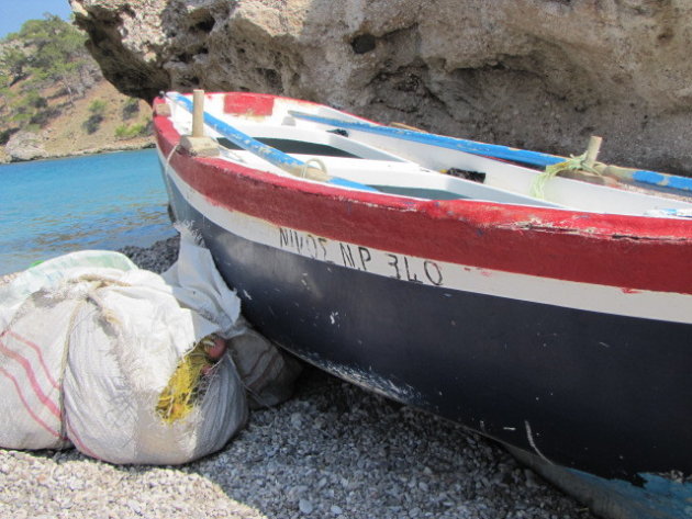 vissersbootje op bijna verlaten strand