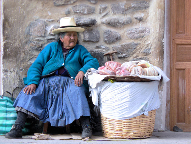 Wie maakt me los?!  broodverkoopster in Ollantaytambo