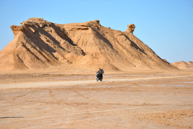 Scooter bij Kamelenkop in sahara