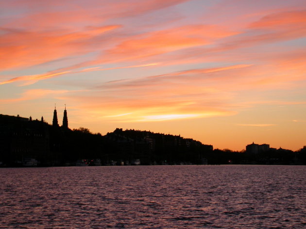 zonsondergang over de wateren van Stockholm